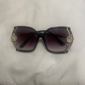 Oversized goldtone/Black sunglasses